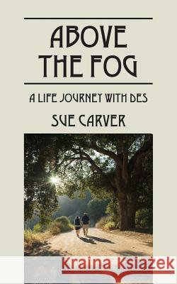 Above the Fog: A Life Journey with DES Sue Carver 9781432768720 Outskirts Press - książka