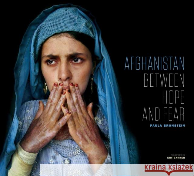 Afghanistan: Between Hope and Fear Paula Bronstein Kim Barker Christina Lamb 9781477309391 University of Texas Press - książka