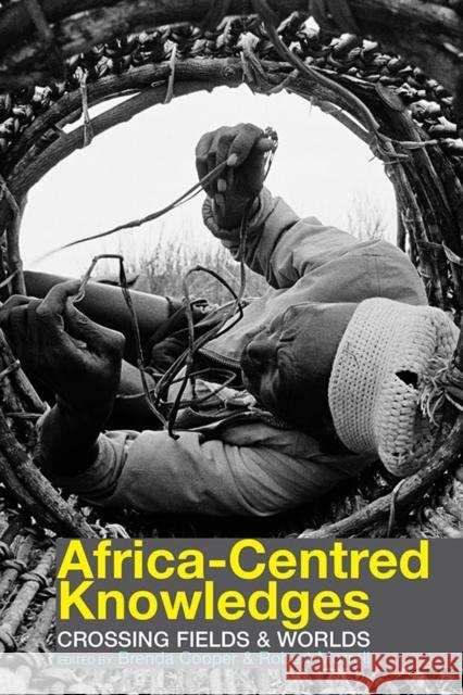 Africa-Centred Knowledges: Crossing Fields and Worlds Brenda Cooper Robert Morrell 9781847010957 James Currey - książka