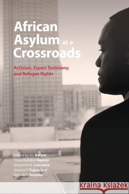 African Asylum at a Crossroads: Activism, Expert Testimony, and Refugee Rights Iris Berger Tricia Redeker Hepner Benjamin N. Lawrance 9780821421383 Ohio University Press - książka