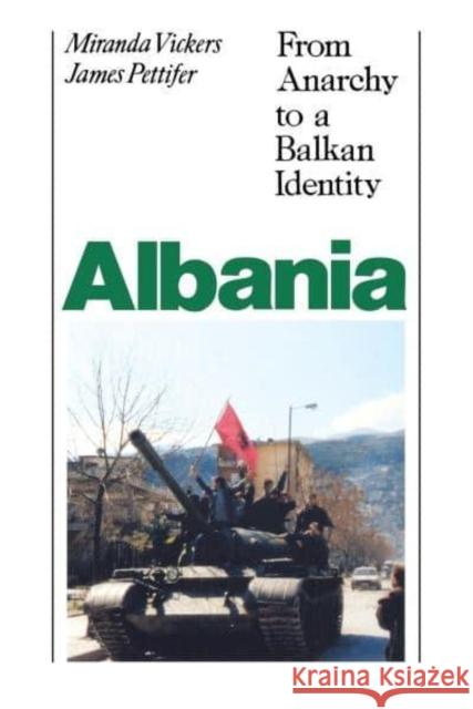 Albania (with New Postscript): From Anarchy to Balkan Identity Miranda Vickers James Pettifer 9780814788059 New York University Press - książka