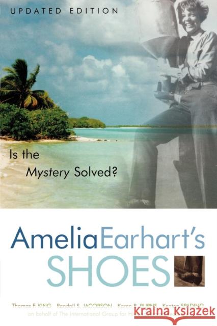 Amelia Earhart's Shoes: Is the Mystery Solved? King, Thomas F. 9780759101319 Altamira Press - książka