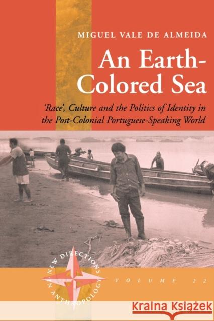 An Earth-Colored Sea: 'Race', Culture and the Politics of Identity in the Post-Colonial Portuguese-Speaking World Almeida, Miguel Vale De 9781571816085 Berghahn Books - książka