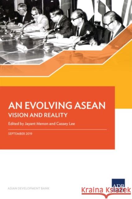 An Evolving ASEAN: Vision and Reality Jayant Menon Cassey Lee 9789292616946 Asian Development Bank - książka