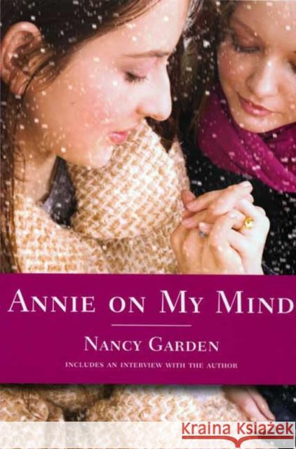 Annie on My Mind Nancy Garden 9780374400118 Farrar, Straus & Giroux Inc - książka
