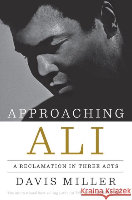 Approaching Ali: A Reclamation in Three Acts Davis Miller 9781631491153 Liveright Publishing Corporation - książka