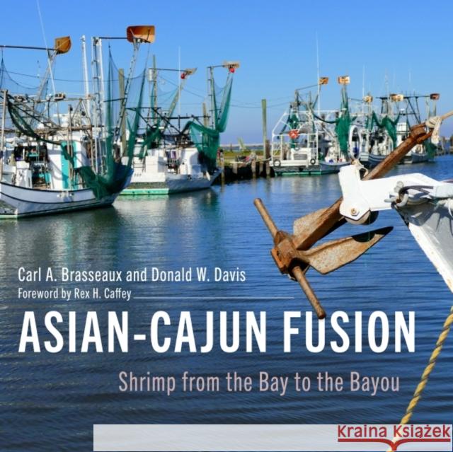 Asian-Cajun Fusion: Shrimp from the Bay to the Bayou Carl a. Brasseaux Donald W. Davis Rex H. Caffey 9781496838223 University Press of Mississippi - książka