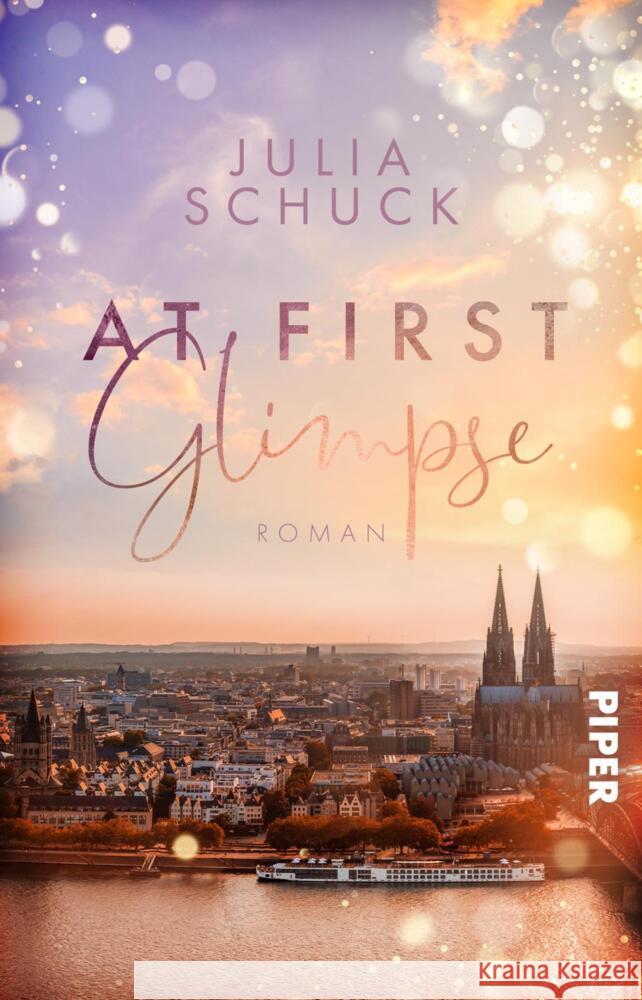 At First Glimpse Schuck, Julia 9783492507127 between pages by Piper - książka