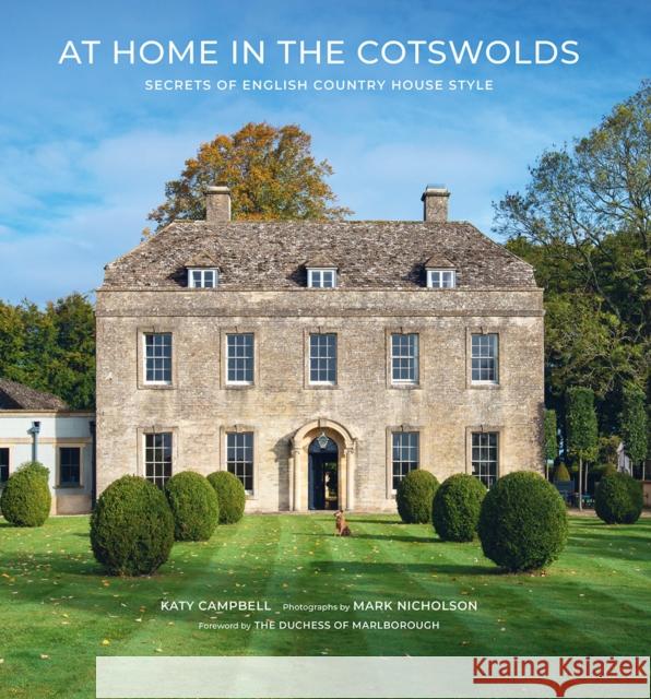 At Home in the Cotswolds: Secrets of English Country House Style Katy Campbell Mark Nicholson 9781419759796 Abrams - książka