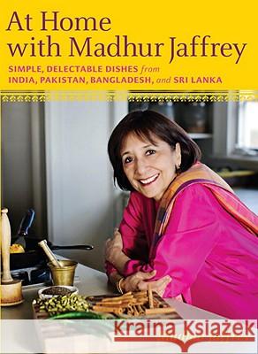 At Home with Madhur Jaffrey: Simple, Delectable Dishes from India, Pakistan, Bangladesh, and Sri Lanka: A Cookbook Jaffrey, Madhur 9780307268242 Knopf Publishing Group - książka