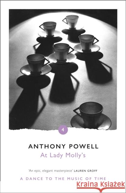 At Lady Molly's Anthony Powell 9780099472438 Cornerstone - książka