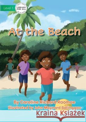 At the Beach Caroline Richard Raomae, John Maynard Balinggao 9781922687388 Library for All - książka