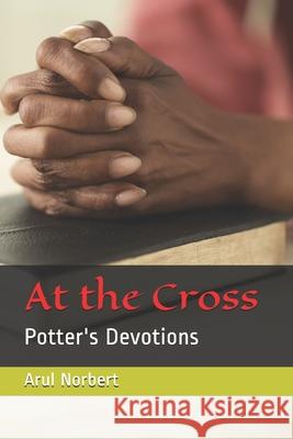 At the cross: Potter's Devotions Norbert, Arul 9798508540340 Independently published - książka