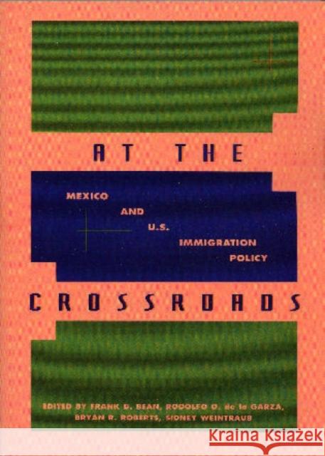 At the Crossroads: Mexico and U.S. Immigration Policy Bean, Frank D. 9780847683925 Rowman & Littlefield Publishers - książka