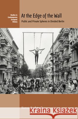At the Edge of the Wall: Public and Private Spheres in Divided Berlin Hochmuth, Hanno 9781789208740 Berghahn Books - książka