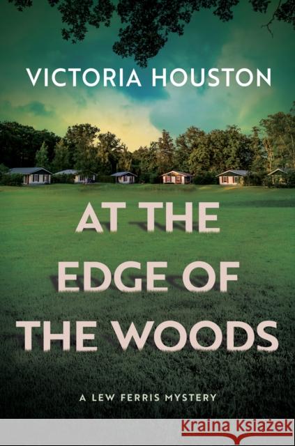 At The Edge Of The Woods Victoria Houston 9781639106530  - książka