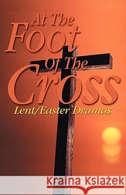 At the Foot of the Cross Dennis M. Maurer 9780788015496 CSS Publishing Company - książka