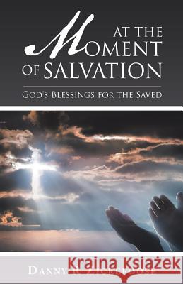 At the Moment of Salvation: God's Blessings for the Saved Danny R Zickefoose 9781973644958 WestBow Press - książka