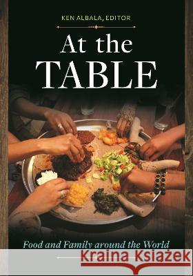 At the Table: Food and Family around the World Ken Albala 9798765114711 Bloomsbury Academic (JL) - książka