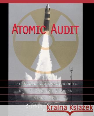 Atomic Audit: The Costs and Consequences of U.S. Nuclear Weapons Since 1940 Schwartz, Stephen I. 9780815777731 Brookings Institution Press - książka