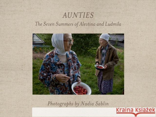 Aunties: The Seven Summers of Alevtina and Ludmila Nadia Sablin 9780822360476 Duke University Press - książka