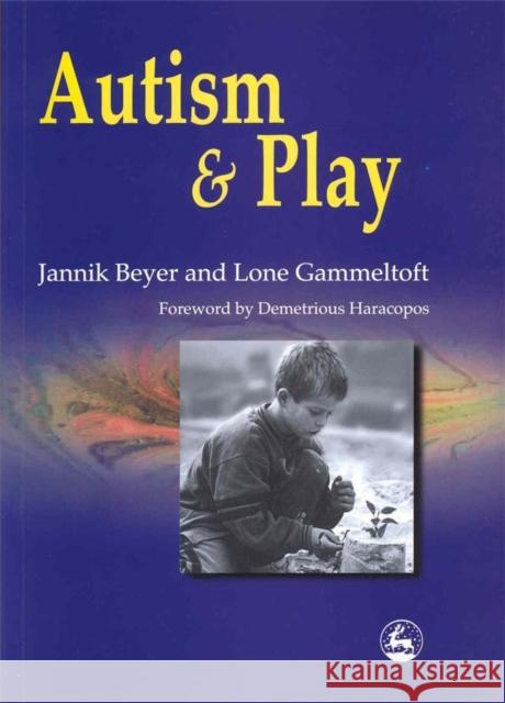 Autism and Play Jannik Beyer Lone Gammeltoft 9781853028458 Jessica Kingsley Publishers - książka