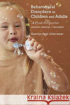 Behavioural Disorders in Children and Adults: A Fresh Perspective:  Insight - Empathy - Treatment Geertje Post Uiterweer 9781912230747 Temple Lodge Publishing - książka