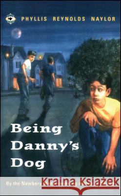 Being Danny's Dog Phyllis Reynolds Naylor 9780689814723 Aladdin Paperbacks - książka
