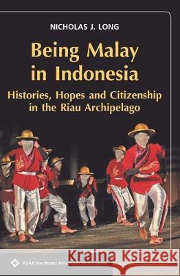 Being Malay in Indonesia: Histories, Hopes and Citizenship in the Riau Archipelago Nicholas J. Long   9789971697693 NUS Press - książka