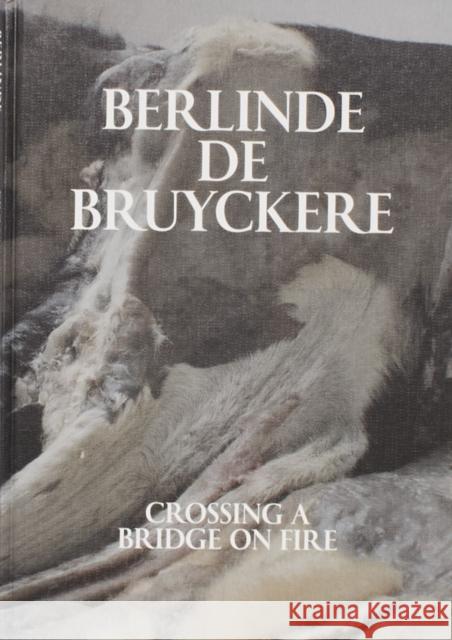 Berlinde De Bruyckere: Crossing a Bridge on Fire Berlinde De Bruyckere 9788867496280 Mousse Publishing - książka