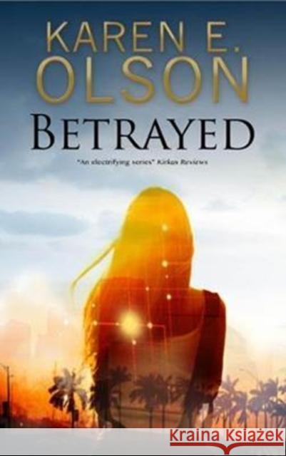 Betrayed Karen E. Olson 9780727893048 Severn House Large Print - książka