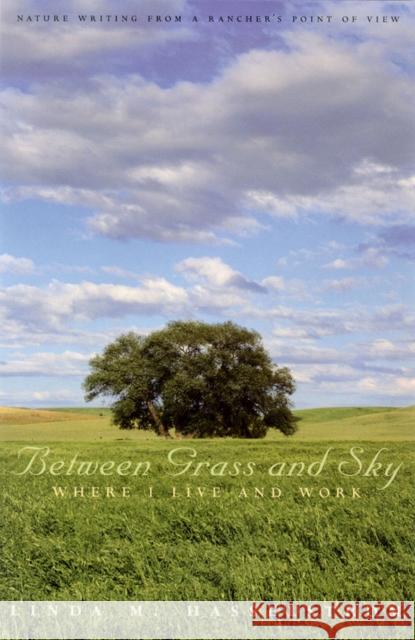 Between Grass and Sky: Where I Live and Work Hasselstrom, Linda M. 9780874176278 University of Nevada Press - książka