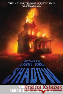 Between Light And Shadow Velox Books, Sarah Jane Huntington 9798838132864 Independently Published - książka