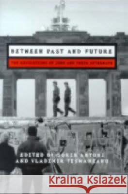 Between Past and Future: The Revolution of 1989 and Their Aftermath Antohi, Sorin 9789639116719 Central European University Press - książka