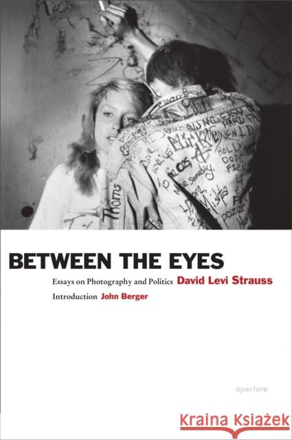 Between the Eyes: Essays on Photography and Politics David Levi Strauss 9781597112147 Aperture - książka