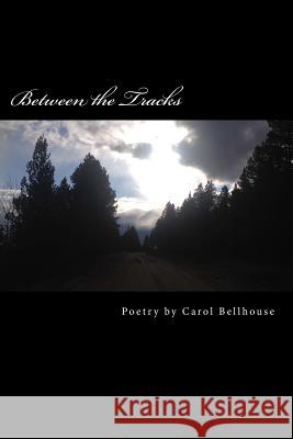 Between the Tracks: Poetry Carol Bellhouse 9781493731565 Createspace - książka