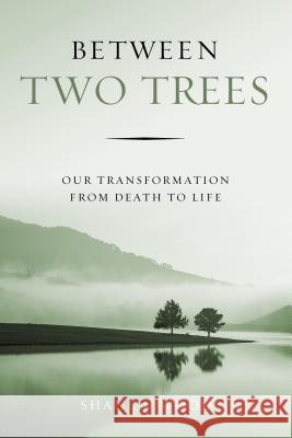 Between Two Trees: Our Transformation from Death to Life Shane J. Wood 9781684260706 ACU Press/Leafwood Publishers - książka