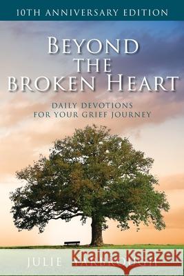 Beyond the Broken Heart: Daily Devotions for Your Grief Journey Julie Yarbrough 9781953495228 Invite Press - książka