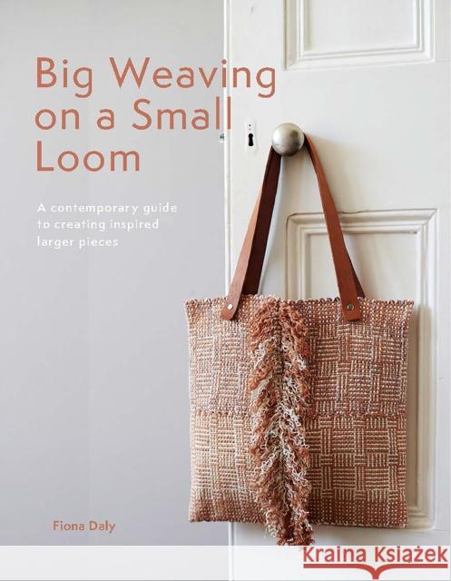 Big Weaving on a Small Loom: A Contemporary Guide to Creating Inspired Larger Pieces Fiona Daly 9781800920378 Search Press Ltd - książka