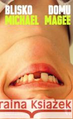Blisko domu Michael Magee 9788383962481 Czarne - książka