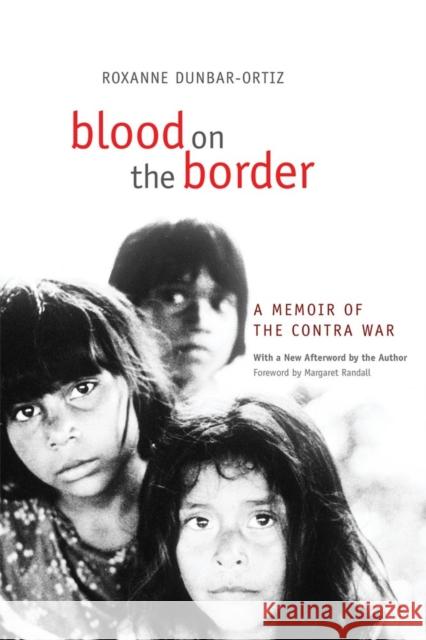 Blood on the Border: A Memoir of the Contra War Roxanne Dunbar-Ortiz 9780806153841 University of Oklahoma Press - książka