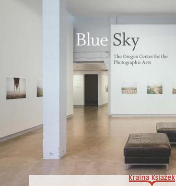 Blue Sky: The Oregon Center for Photographic Arts Julia Dolan Brian Ferriso Todd J. Tubutis 9781883124373 Portland Art Museum - książka