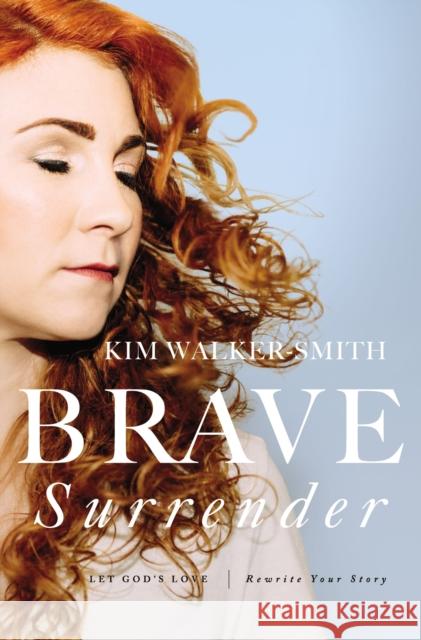 Brave Surrender: Let God’s Love Rewrite Your Story Kim Walker-Smith 9780310353997 Zondervan - książka