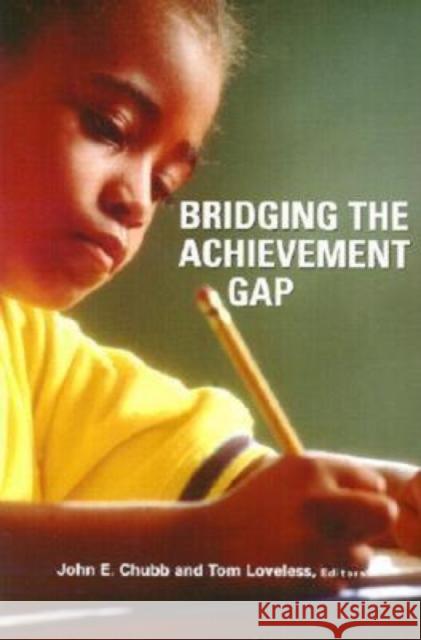Bridging the Achievement Gap John E. Chubb Tom Loveless 9780815714019 Brookings Institution Press - książka