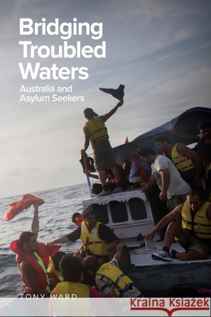 Bridging Troubled Waters: Australia and Asylum Seekers Tony Ward 9781925588385 Australian Scholarly Publishing - książka
