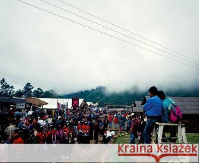 Bruno Serralongue. Encuentro, Chiapas 1996 Philippe Bazin, Bruno Serralongue, Bruno Serralongue, Benedikt Reichenbach 9783959053228 Spector Books - książka