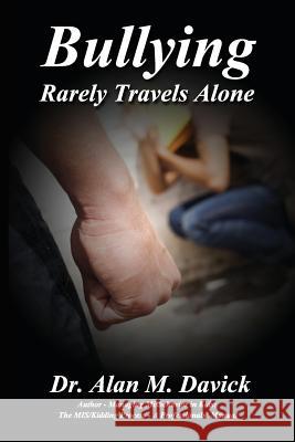 Bullying: Rarely Travels Alone Alan M Davick 9780989005326 MIS/Kidding, LLC - książka