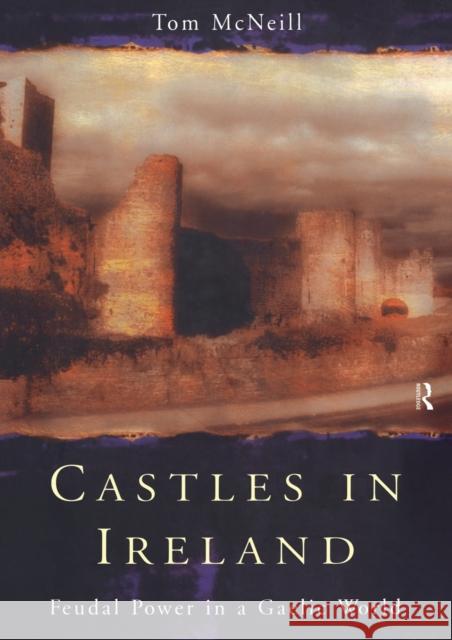 Castles in Ireland : Feudal Power in a Gaelic World Tom McNeill 9780415228534 Routledge - książka