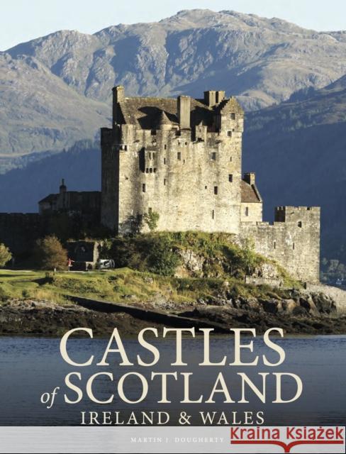 Castles of Scotland, Ireland & Wales Martin J Dougherty 9781838866181 Amber Books - książka