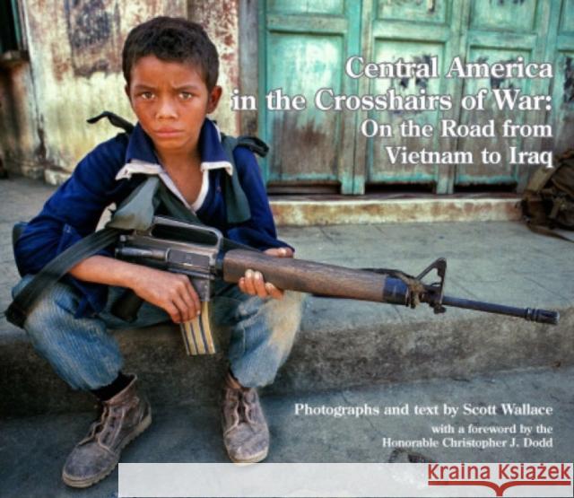 Central America in the Crosshairs of War: On the Road from Vietnam to Iraq Scott Wallace 9781960521019 George F. Thompson - książka